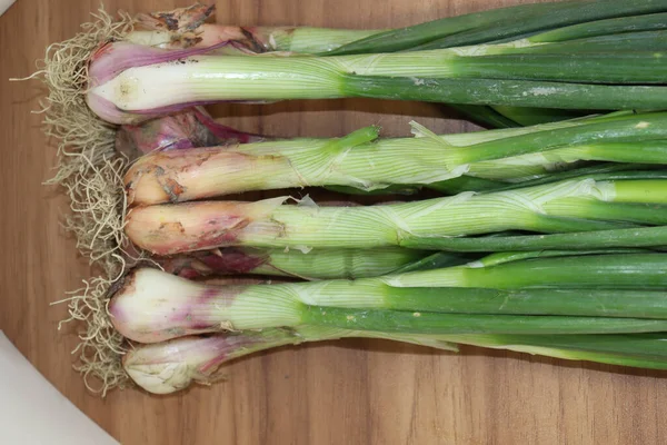 Een Bovenaanzicht Van Frisse Groene Schubben Houten Tafel — Stockfoto