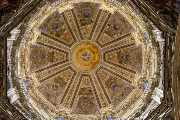 Tiro Ângulo Baixo Bela Cúpula Nova Catedral Salamanca Espanha — Fotografia de Stock