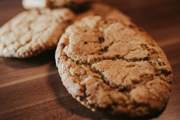 Een Close Shot Van Gebakken Koekjes Een Houten Ondergrond — Stockfoto