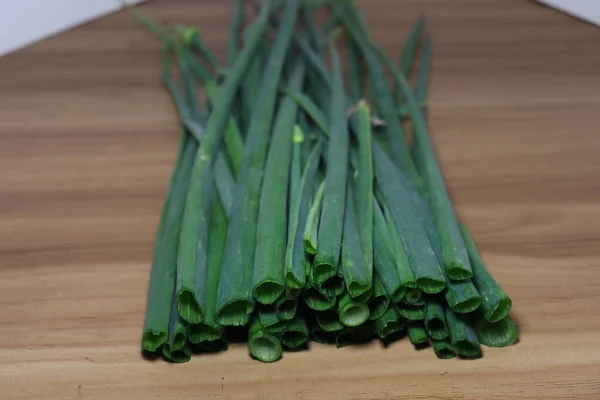 Eine Nahaufnahme Der Frisch Geschnittenen Grünen Schalotten Auf Dem Holztisch — Stockfoto