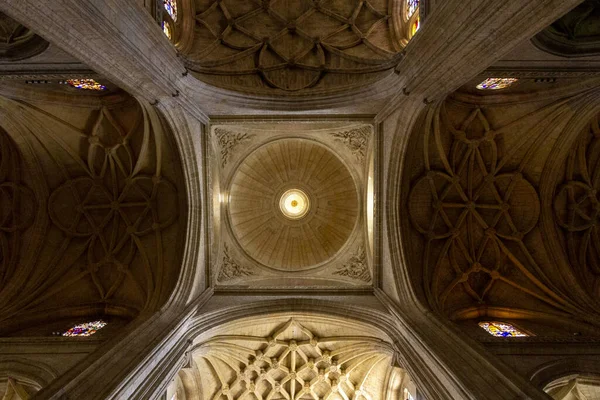 スペイン セゴビア大聖堂の装飾天井の低角度ショット — ストック写真