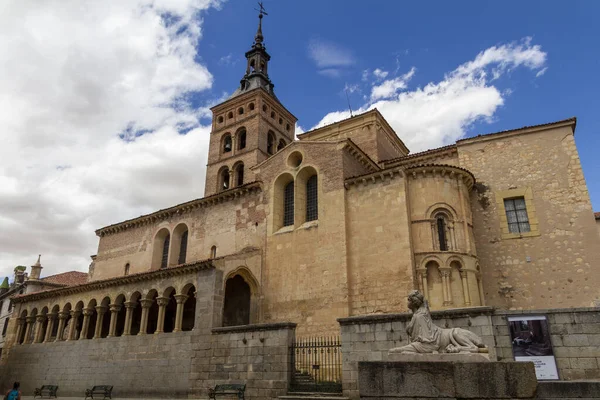 Tiro Ângulo Baixo Igreja San Martin Segóvia Espanha Sob Céu — Fotografia de Stock