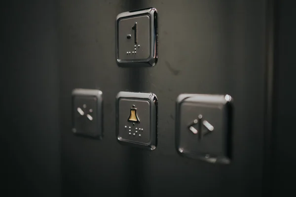 Ένα Κοντινό Πλάνο Των Κουμπιών Ασανσέρ Μέταλλο Ανοιχτή Πόρτα Συναγερμός — Φωτογραφία Αρχείου
