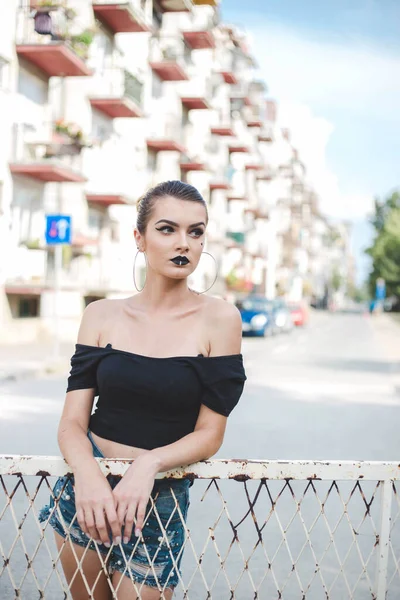 Eine Vertikale Aufnahme Einer Bosnischen Frau Sommerkleidung Einem Sonnigen Tag — Stockfoto