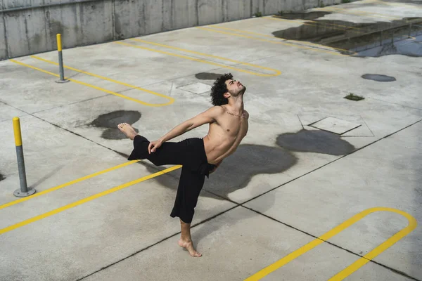 Een Blanke Krullenbol Topless Man Dansend Een Park Een Zonnige — Stockfoto