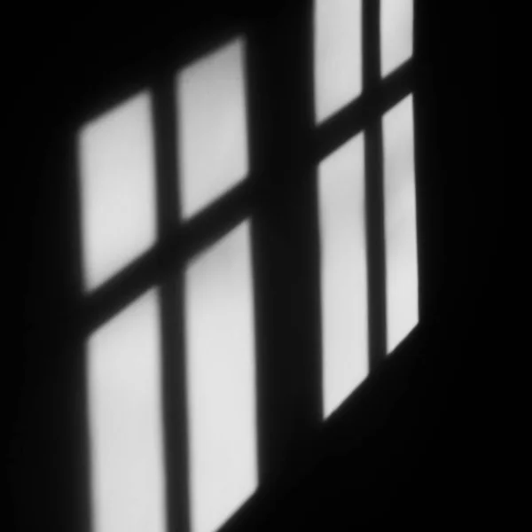 Ένα Κοντινό Πλάνο Μιας Σκιάς Του Παραθύρου Στον Τοίχο — Φωτογραφία Αρχείου