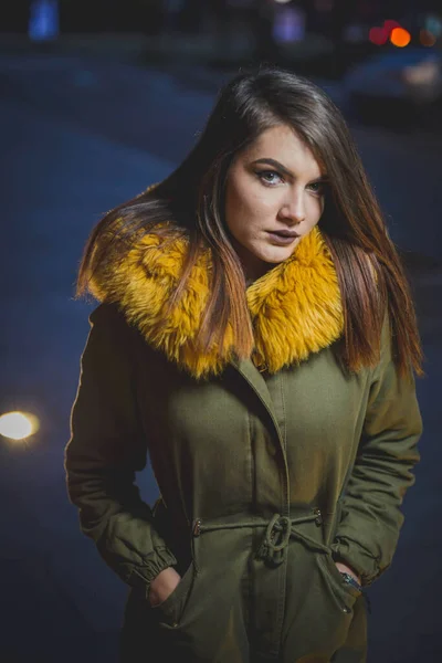 Pretty Young Bosnian Lady Wearing Fur Collar Jacket Posing Outdoors — ストック写真