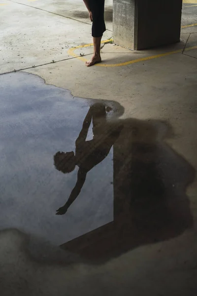 Vertical Shot Reflection Man Rain Pond Doing Yoga Park — ストック写真