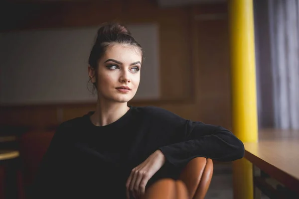 Uma Jovem Bósnia Com Penteado Pão Olhando Pela Janela — Fotografia de Stock