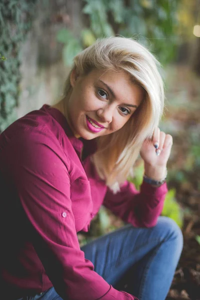Een Glimlachende Bosnische Blanke Blonde Vrouw Die Naar Camera Kijkt — Stockfoto