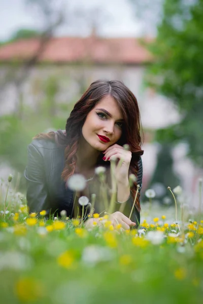 Ung Bosnisk Kvinna Som Ligger Maskrosor Parken — Stockfoto