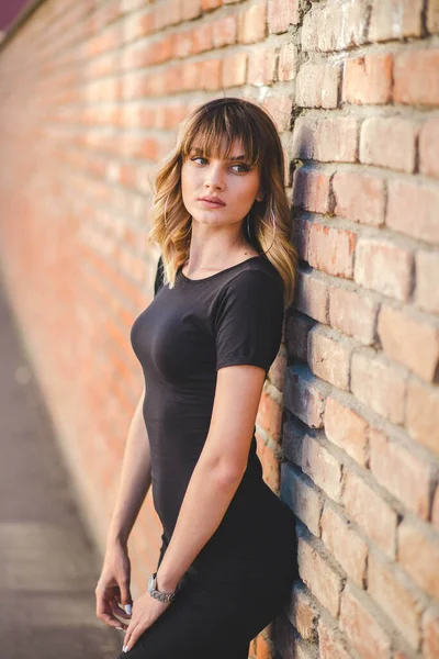 Sexy Attractive Bosnian Caucasian Woman Leaning Brick Wall Surface — 스톡 사진