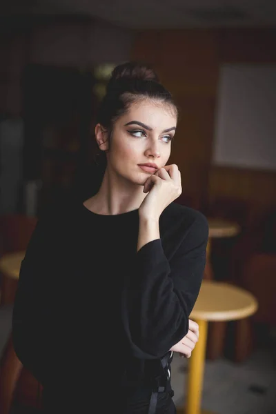 Młoda Bośniaczka Fryzurą Bułce Makijażem Wyglądająca Przez Okno — Zdjęcie stockowe
