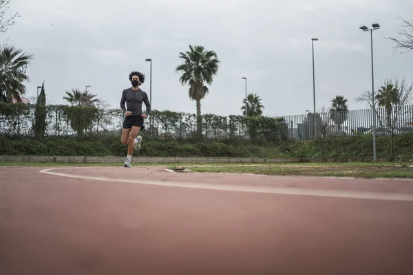 Enfoque Superficial Atleta Masculino Con Una Mascarilla Corriendo Parque Por — Foto de Stock