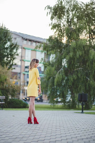 Вид Сзади Привлекательную Боснийскую Кавказскую Женщину Жёлтом Пальто Красной Обуви — стоковое фото