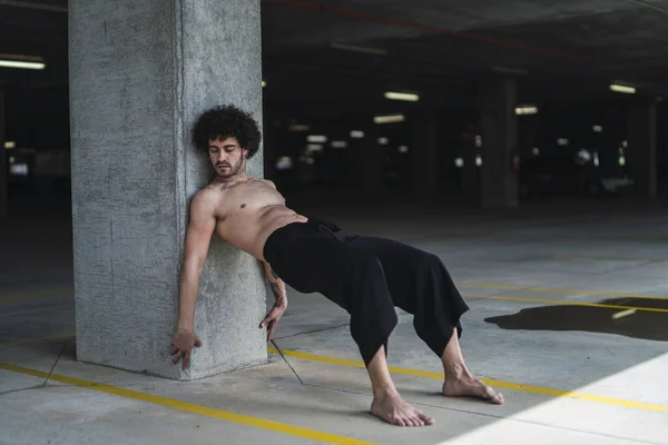 Een Oppervlakkige Focus Van Een Gekrulde Topless Man Dansend Een — Stockfoto