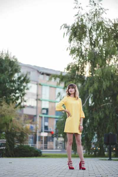 Ein Attraktives Blondes Kaukasisches Weibchen Einem Gelben Kleid Schaut Sich — Stockfoto