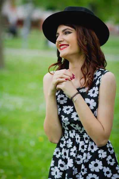 Kırmızı Rujlu Gülümseyen Şapkalı Genç Bir Bosnalı Kadın — Stok fotoğraf