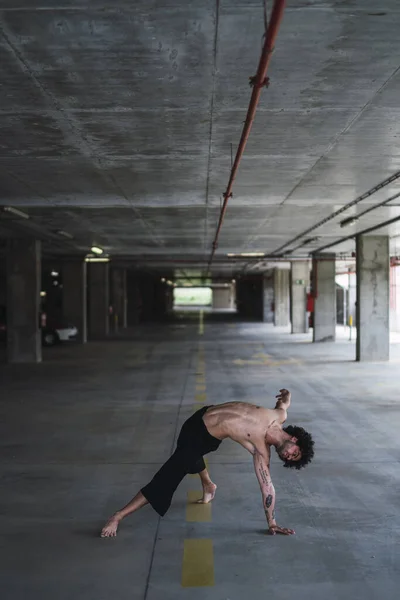 Vertikal Bild Lockig Topless Man Som Dansar Parkeringsplats Spanien — Stockfoto