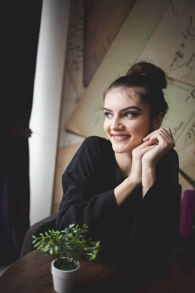 Uma Bela Mulher Bósnia Sittinf Café Olhando Pela Janela — Fotografia de Stock