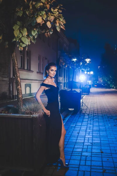 Attraente Donna Bosniaca Elegante Abito Nero Posa Notte Sulla Strada — Foto Stock