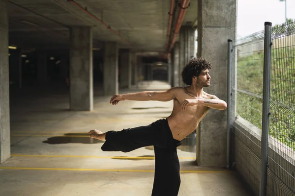 Ett Grunt Fokus Lockig Topless Man Som Dansar Parkeringsplats Spanien — Stockfoto