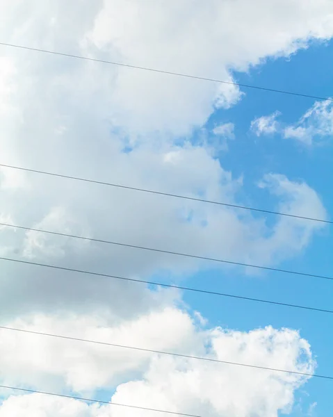 Tiro Vertical Nuvens Brancas Fofas Céu Azul — Fotografia de Stock