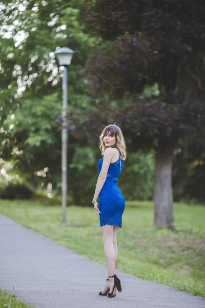 Uma Mulher Branca Bósnia Atraente Vestindo Vestido Azul Enquanto Estava — Fotografia de Stock