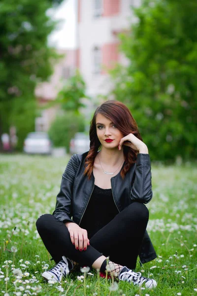 Een Jonge Bosnische Vrouw Zittend Het Gras Met Paardebloemen Haar — Stockfoto