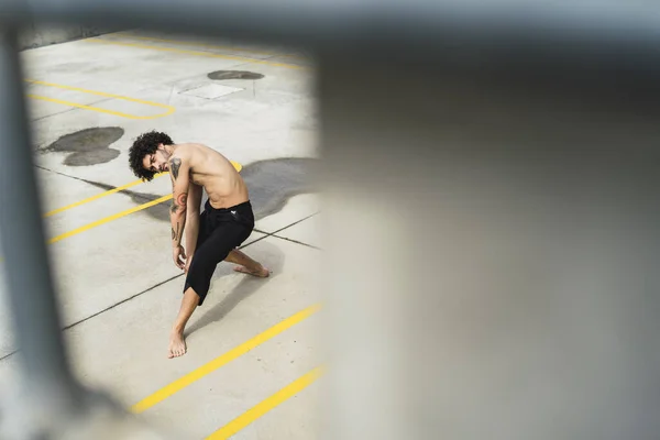 Een Oppervlakkige Focus Van Een Blanke Krullende Topless Man Dansend — Stockfoto