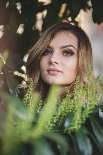 Retrato Cabelo Loiro Atraente Mulher Caucasiana Com Maquiagem Moda — Fotografia de Stock