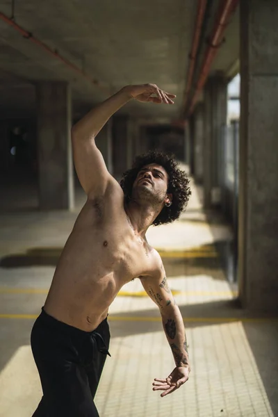 Een Verticaal Schot Van Een Krullend Harige Topless Man Dansend — Stockfoto