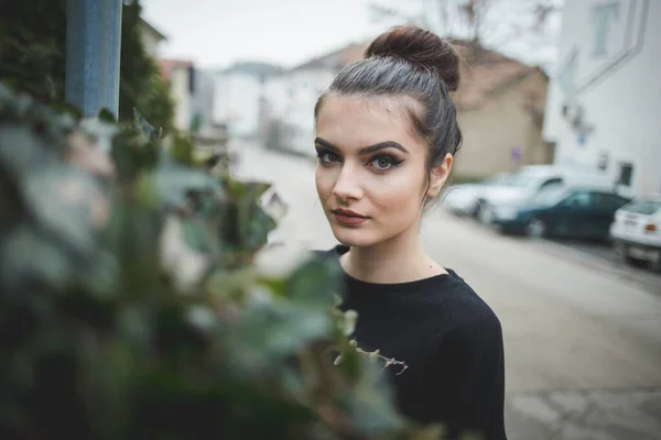 Una Joven Bosnia Con Peinado Moño Maquillaje Posando Cerca Las —  Fotos de Stock