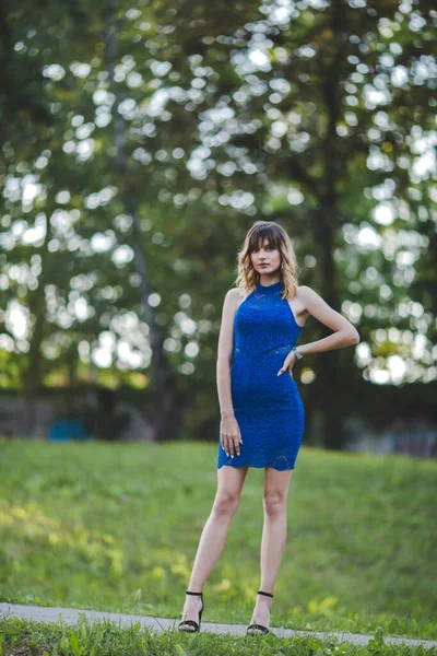 Une Jolie Bosniaque Portant Une Robe Bleue Des Chaussures Talons — Photo