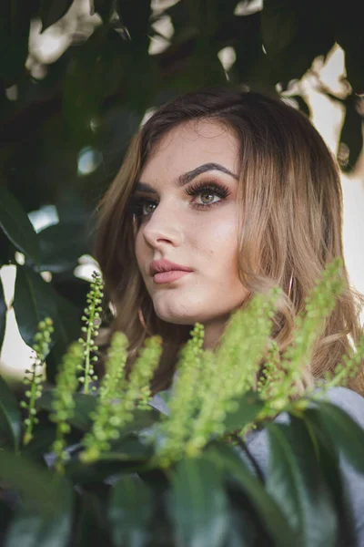 Eine Attraktive Bosnisch Kaukasische Frau Die Etwas Mit Ernstem Gesicht — Stockfoto