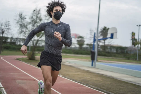 Enfoque Superficial Atleta Masculino Con Una Mascarilla Corriendo Parque Por — Foto de Stock