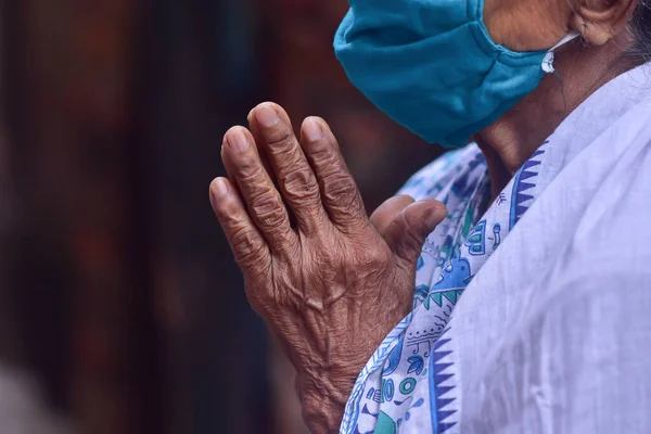 Una Vecchia Donna Indiana Che Prega Con Mani — Foto Stock