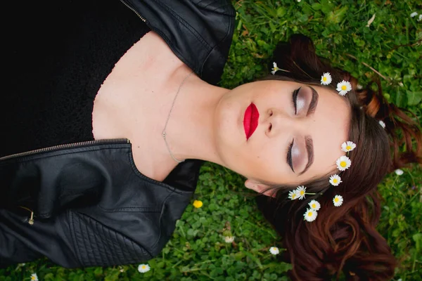 Uma Jovem Bósnia Com Batom Vermelho Deitado Gramado Com Flores — Fotografia de Stock