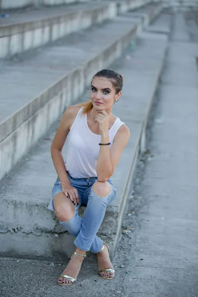 Una Joven Rubia Bosnia Con Una Cola Caballo Posando Las — Foto de Stock