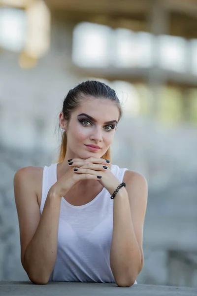 Uma Jovem Loira Caucasiana Com Maquiagem Olhos Esfumaçados — Fotografia de Stock