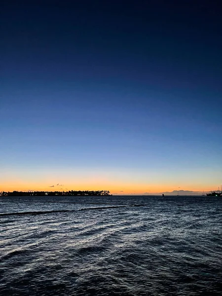 Uno Scenario Ipnotizzante Mare Parzialmente Agitato Sotto Limpido Cielo Blu — Foto Stock