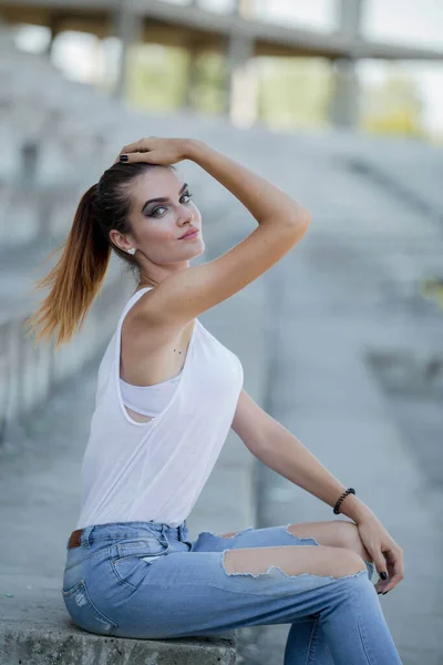 Een Jonge Bosnische Blonde Vrouw Met Een Paardenstaart Poserend Het — Stockfoto