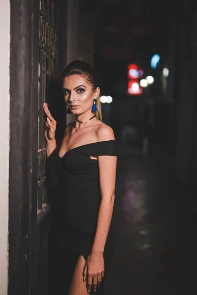 Una Joven Mujer Bosnia Con Vestido Noche Negro Posa Afuera —  Fotos de Stock