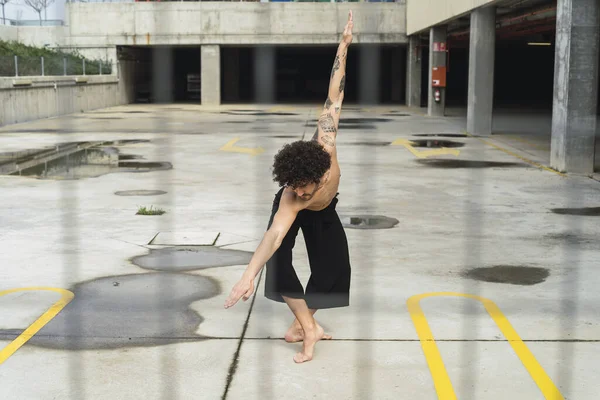 Een Oppervlakkige Focus Van Een Blanke Krullende Topless Man Dansend — Stockfoto