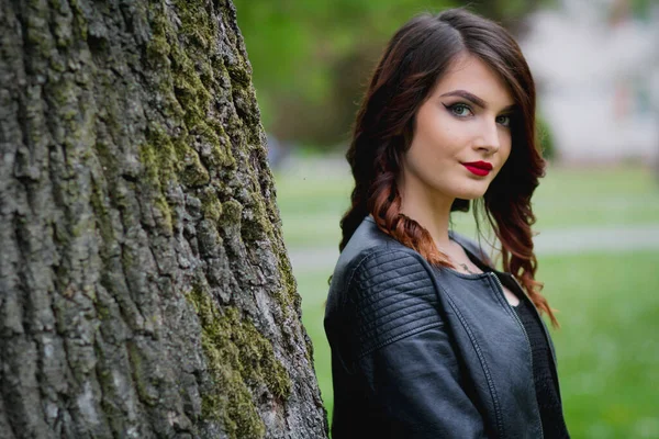 Ung Bosnisk Kvinna Med Ett Rött Läppstift Som Poserar Parken — Stockfoto