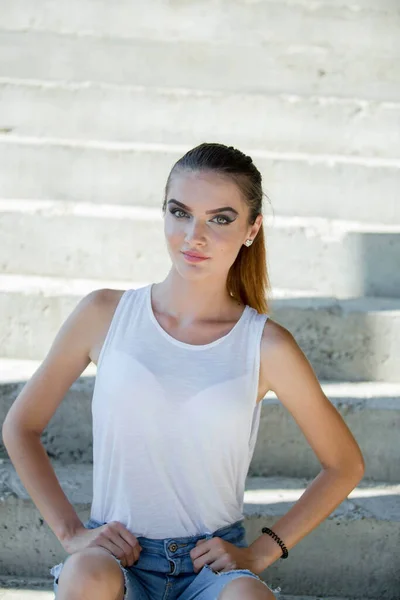 Ung Bosnisk Blond Kvinna Med Hästsvans Som Poserar Nära Trappan — Stockfoto