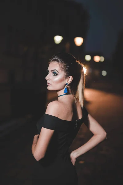Eine Sexy Kaukasische Blondine Einem Schwarzen Kleid Die Nachts Auf — Stockfoto