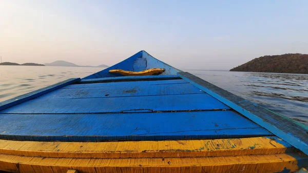 Una Vecchia Barca Blu Nel Lago Durante Tramonto — Foto Stock