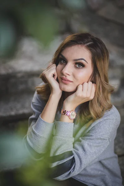 Ein Seichter Fokus Einer Attraktiven Bosnisch Kaukasischen Frau Mit Geschlossenen — Stockfoto