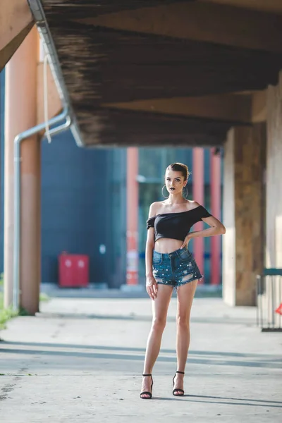 Μια Σέξι Βόσνια Καυκάσια Νεαρή Γυναίκα Μαύρο Μπλουζάκι Στέκεται Ενώ — Φωτογραφία Αρχείου